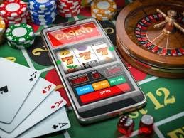 Dealer profesional akurat77 membagikan kartu Three Card Poker di meja langsung beresolusi HD